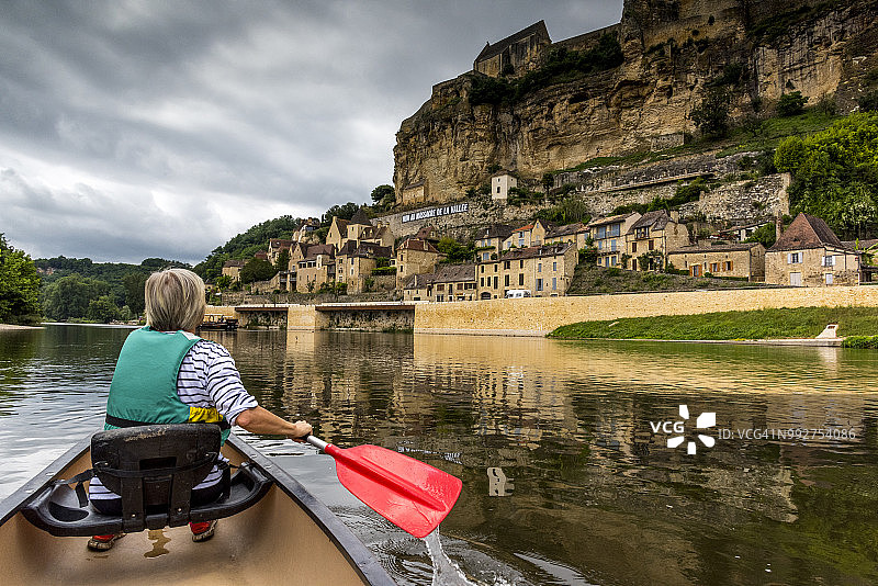 年长的女人在多尔多涅河上划独木舟图片素材