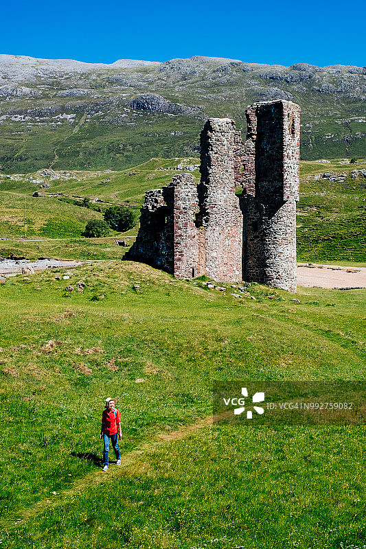 在苏格兰萨瑟兰郡阿德弗雷克城堡遗址的女人图片素材