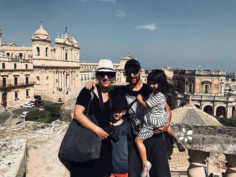 在意大利西西里岛诺托的一家四口图片素材