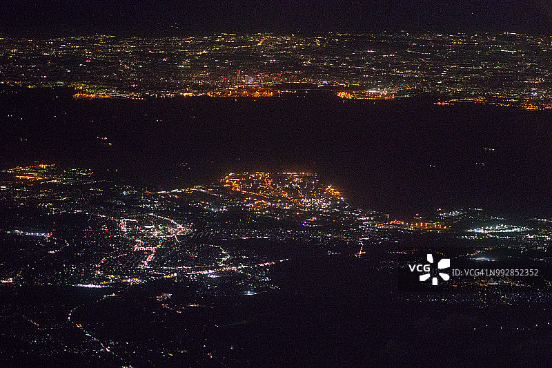 飞机航拍日本神奈川县横滨市以及千叶县君津市和富津市的东京湾夜景图片素材