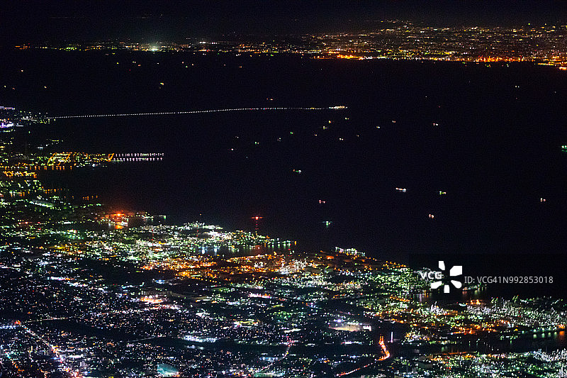 从飞机上俯瞰日本东京湾、东京湾跨海公路、千叶市和横滨市夜景图片素材