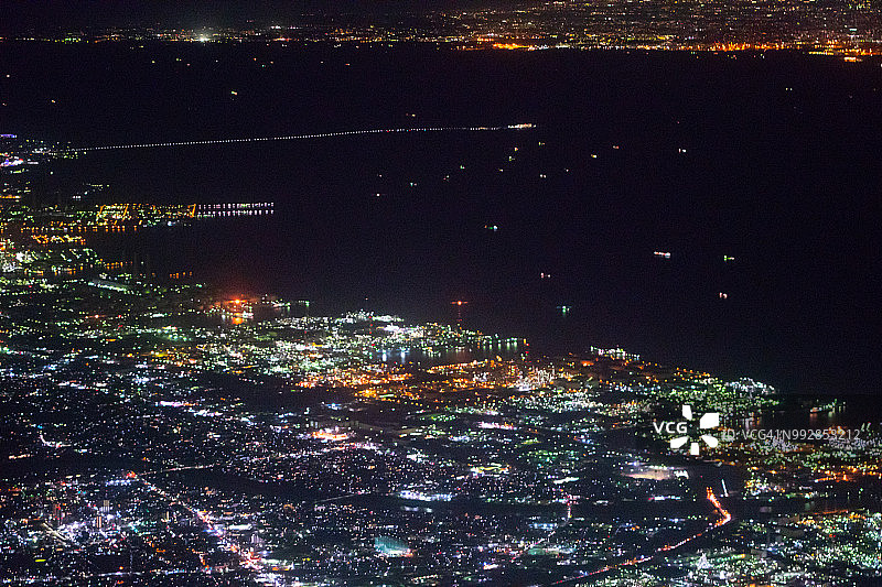 从飞机上俯瞰日本东京湾、东京湾跨海公路、千叶市和横滨市夜景图片素材