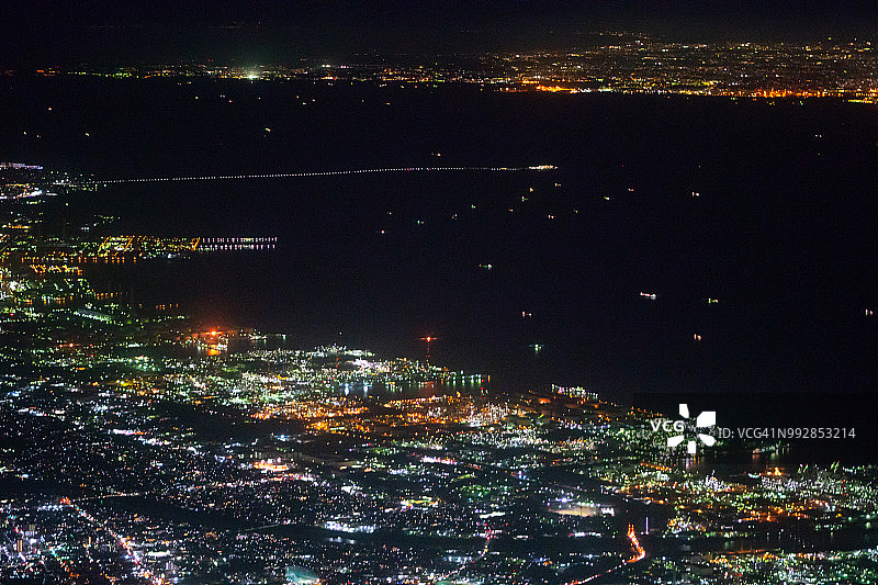 从飞机上俯瞰日本东京湾、东京湾跨海公路、千叶市和横滨市夜景图片素材