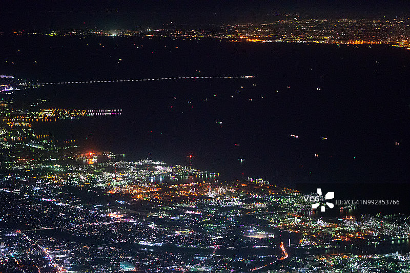 从飞机上俯瞰日本东京湾、东京湾跨海公路、千叶市和横滨市夜景图片素材