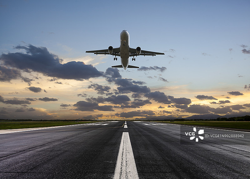 在日落时起飞的客机图片素材