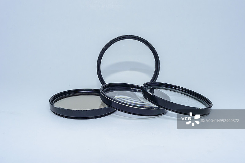 白色背景上各种尺寸的专业数码单反相机滤镜特写图片素材