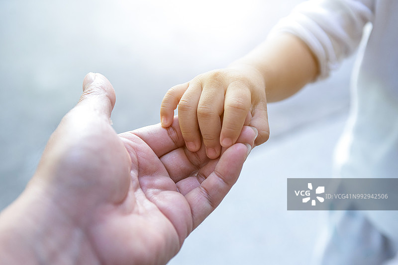 握着婴儿的手图片素材
