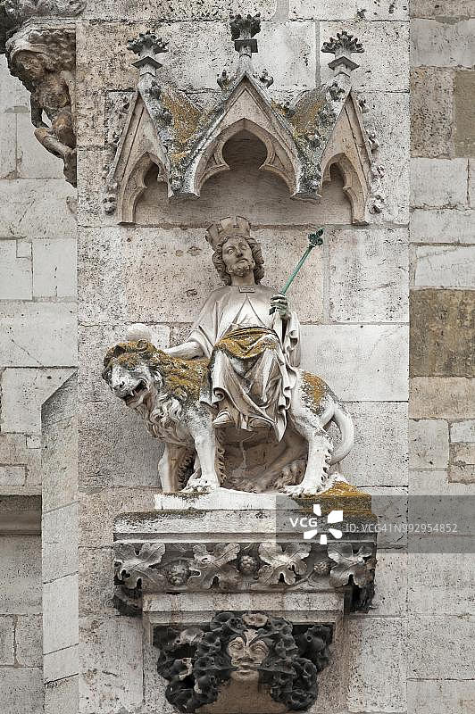 14世纪雷根斯堡大教堂主立面的凯撒大帝或奥古斯都骑独角兽雕像（雷根斯堡，上普法尔茨，巴伐利亚，德国）图片素材