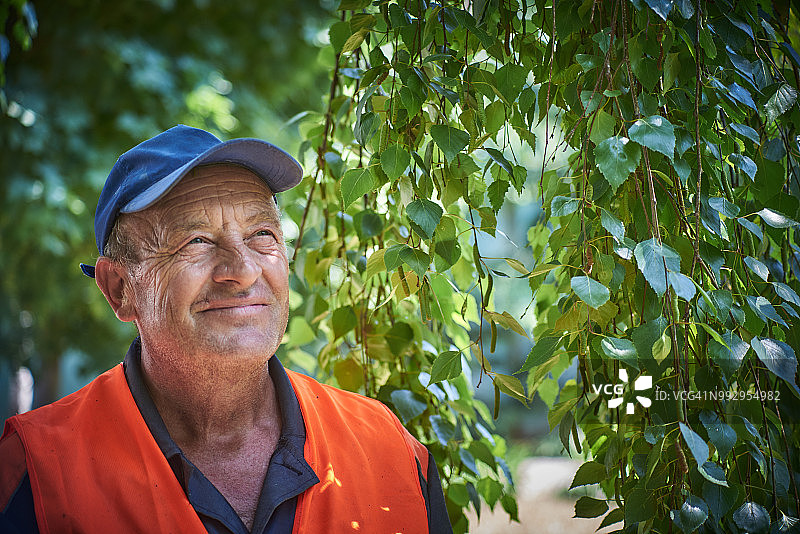 一位面带微笑的老年男人的画像图片素材