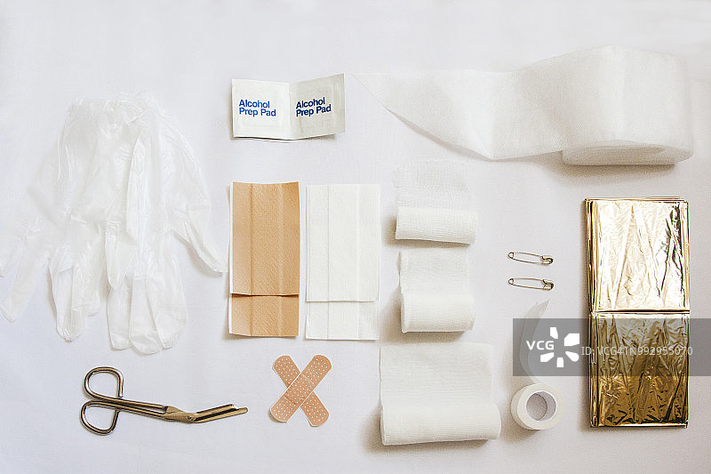 带白色手套的急救箱图片素材