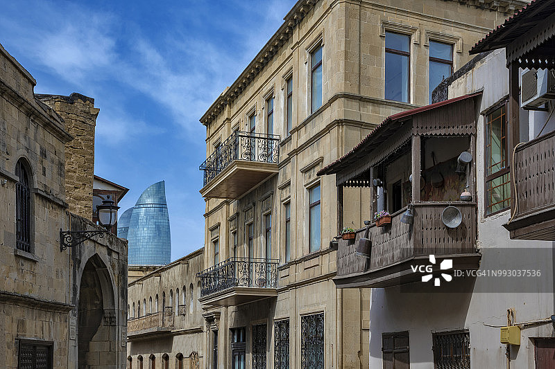 阿塞拜疆巴库老城伊切里-谢赫尔的历史建筑和火焰塔图片素材