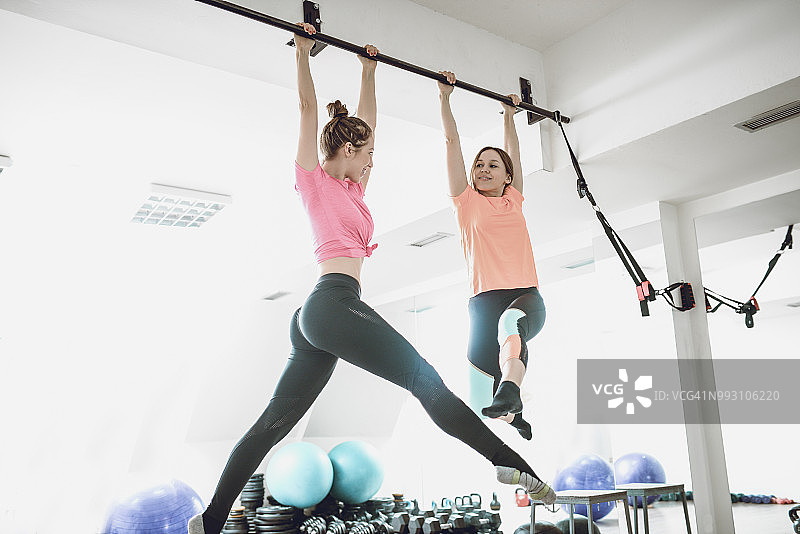 在易拉宝上锻炼的女子运动员图片素材