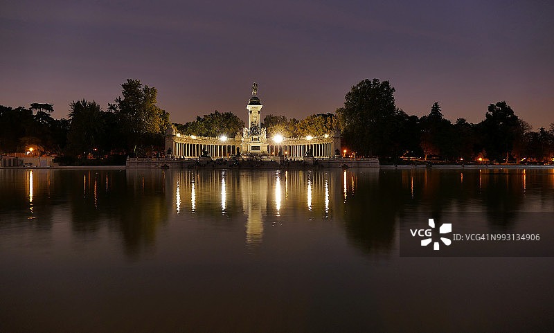 西班牙马德里丽池公园阿方索十二世纪念碑与池塘图片素材