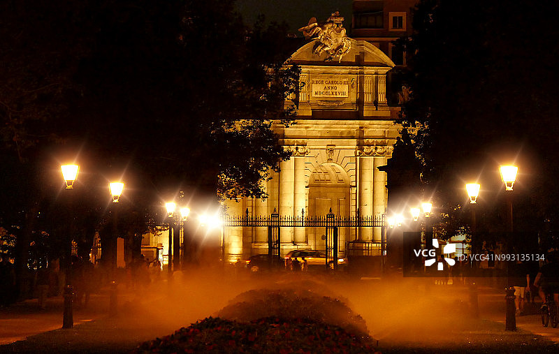 西班牙马德里丽池公园的阿尔卡拉门夜景图片素材