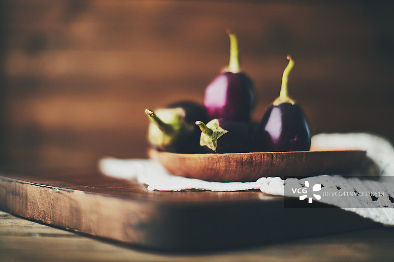 砧板上的小茄子图片素材