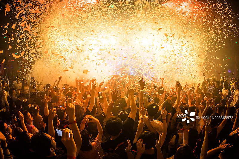 演唱会上欢呼的人群图片素材
