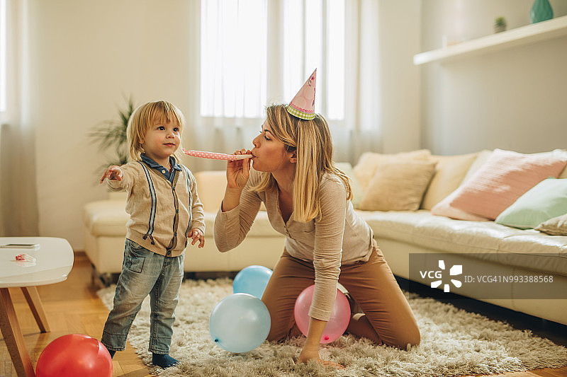 年轻母亲和儿子在家中举办生日派对图片素材