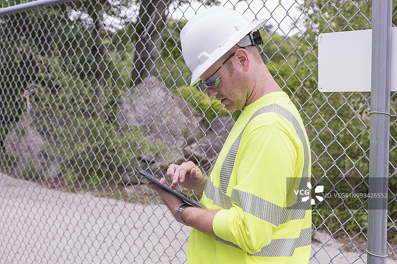 在发电厂检查平板电脑的工程师图片素材