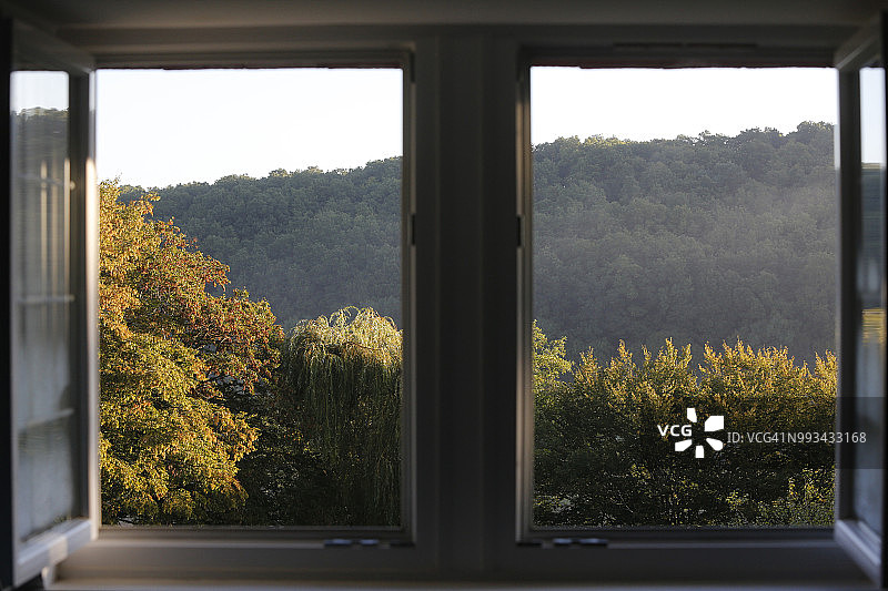 透过窗户看法国诺曼底花园图片素材