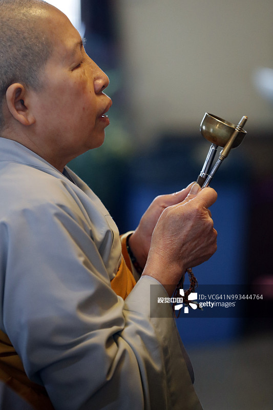 慈安寺佛教仪式上的僧侣，法国圣皮埃尔昂福西尼图片素材