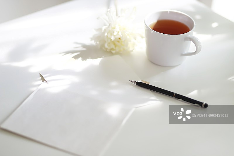 咖啡、花和桌上的文件图片素材