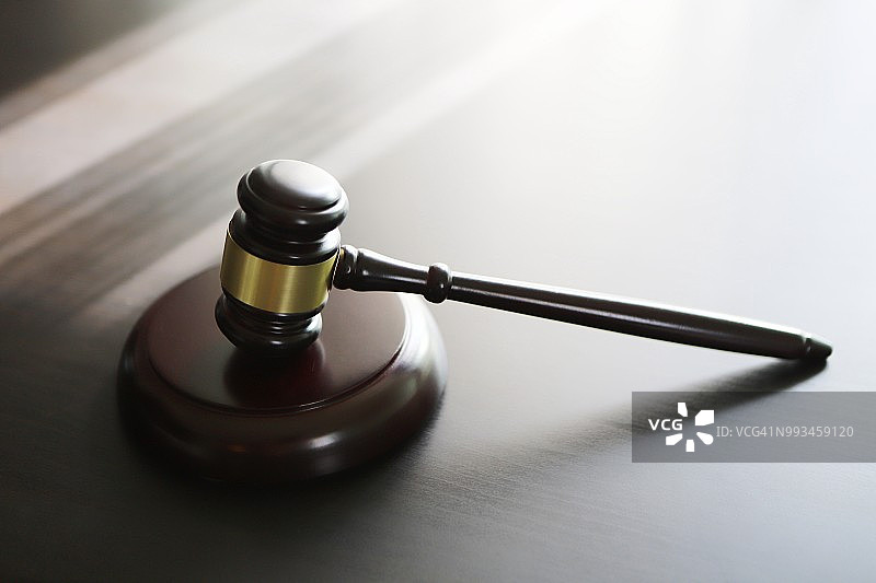 桌上的木槌和法槌特写图片素材