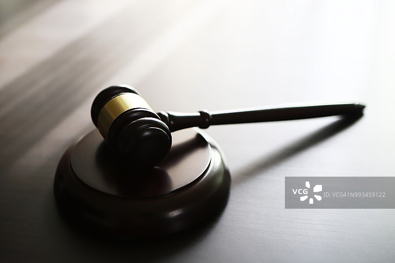 桌子上的法槌图片素材