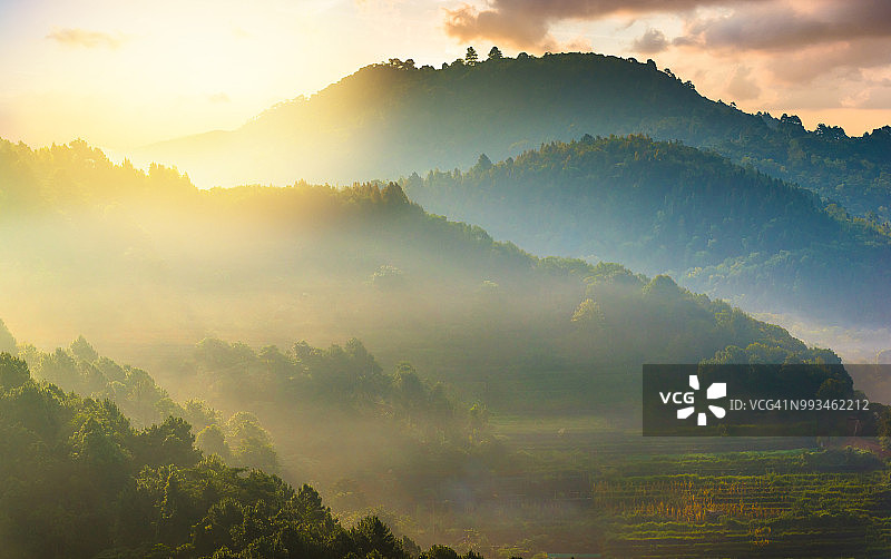 泰国北部的山景，日出和薄雾图片素材