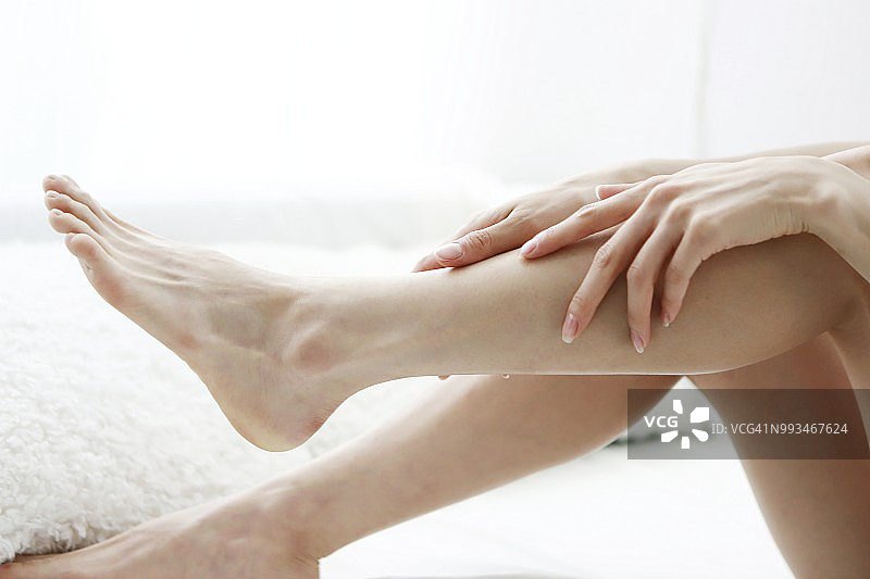 按摩腿部的女人图片素材