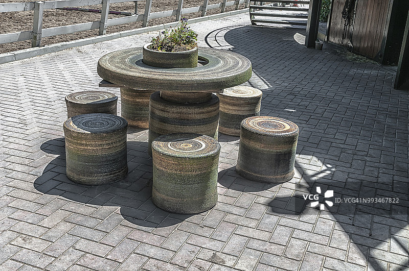 带石制圆桌的庭院图片素材