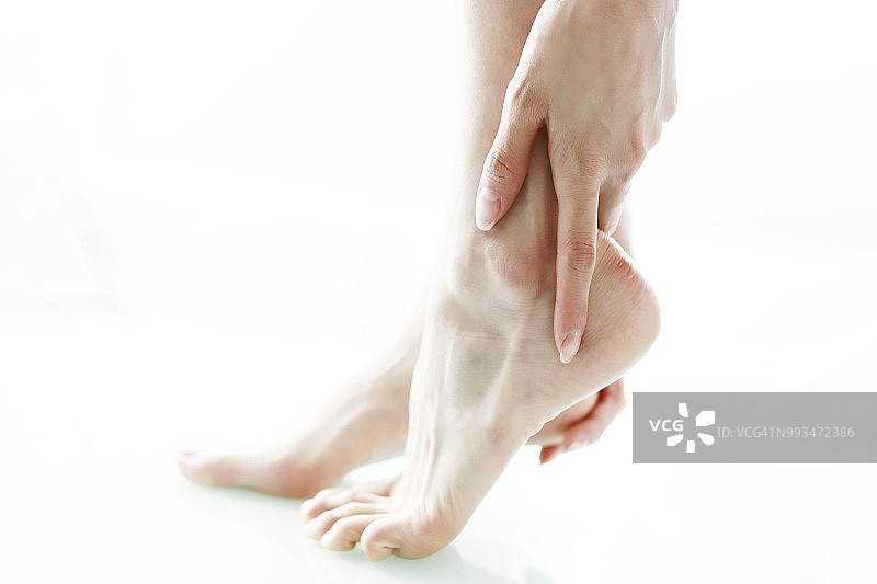 女人按摩脚部，局部图片素材