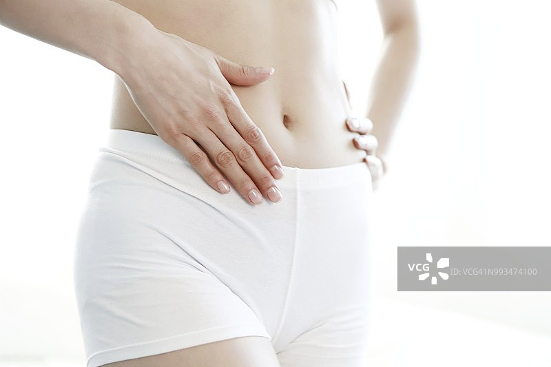 触摸腹部的女人图片素材