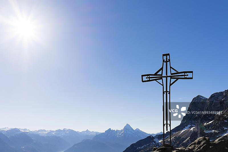 山顶十字架，克莱纳霍伊伯格科普夫山，1508米，瓦茨曼山位于中心，石海山位于左侧，贝希特斯加登霍赫王座山位于右侧，贝希特斯加登，巴伐利亚，德国图片素材