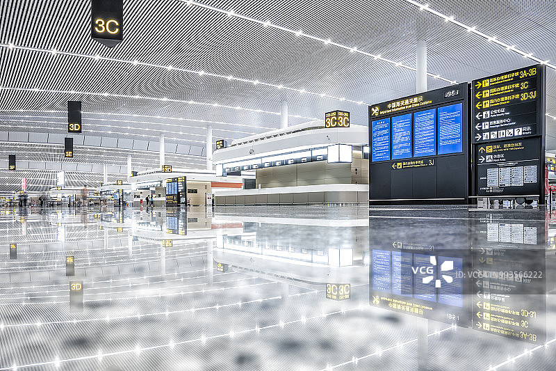 空旷的机场航站楼候机区图片素材