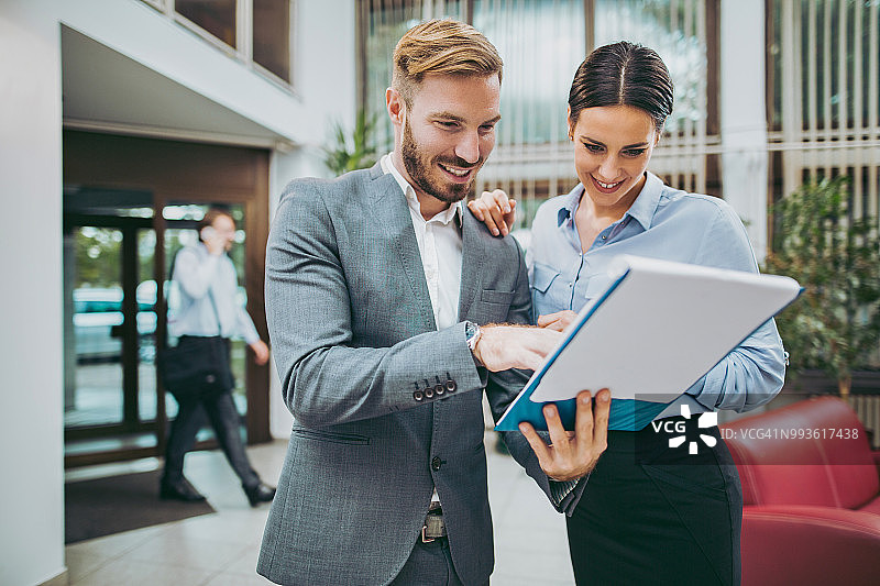 团队成员讨论图片素材