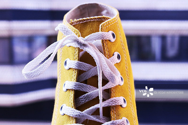编织并系紧的鞋带图片素材