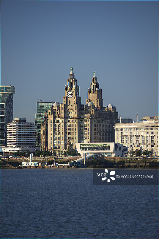 利物浦水滨的利物浦皇家人寿大厦图片素材