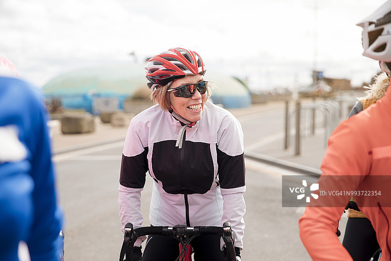 准备出发的女骑行者图片素材
