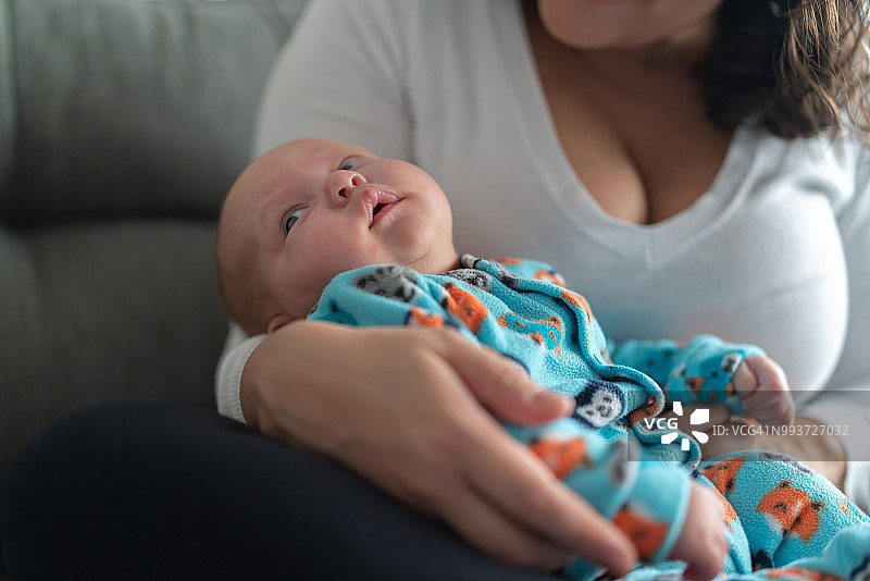 母亲在家照顾新生婴儿图片素材