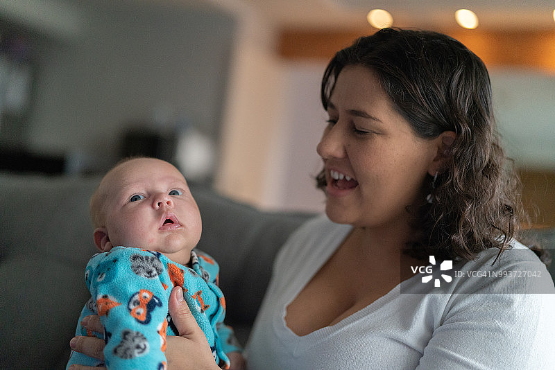 母亲在家照顾新生婴儿图片素材