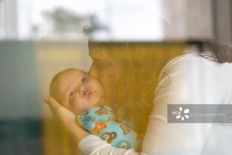 母亲在家照顾新生婴儿图片素材