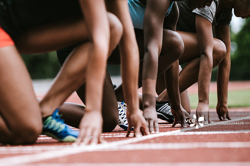 在起跑线上准备跑步的女运动员图片素材