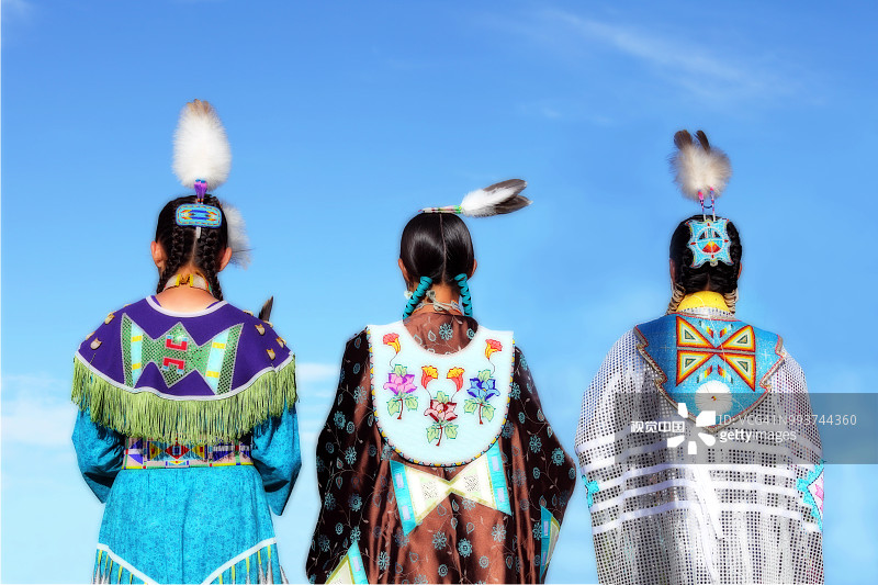 身着传统服装的美洲原住民在联欢会上图片素材