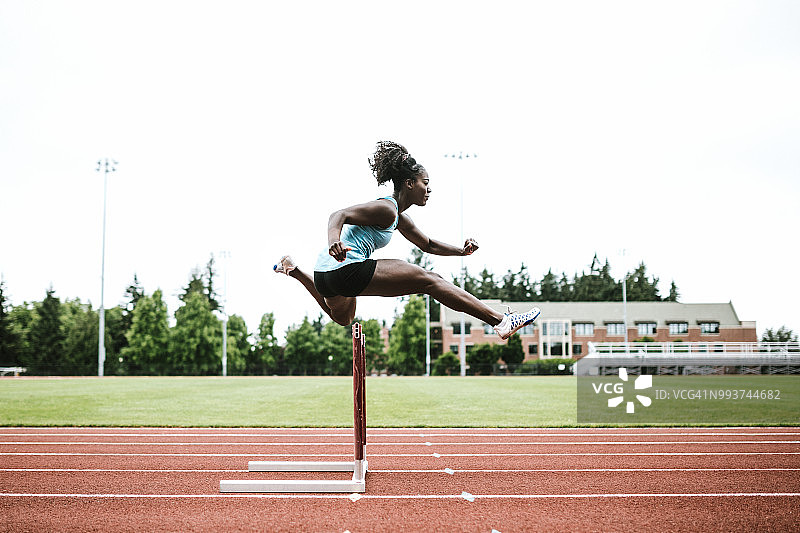 田径跨栏女运动员图片素材