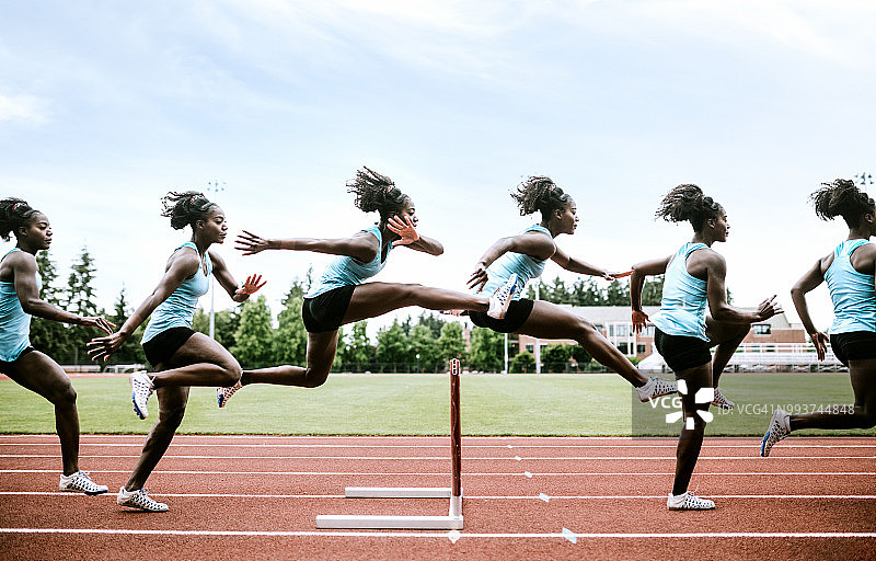 田径跨栏女运动员图片素材