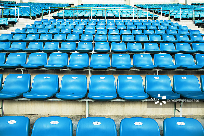 体育场内带编号的蓝色座位席图片素材