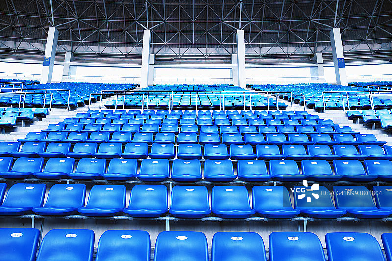 体育场内带数字的蓝色空座位图片素材