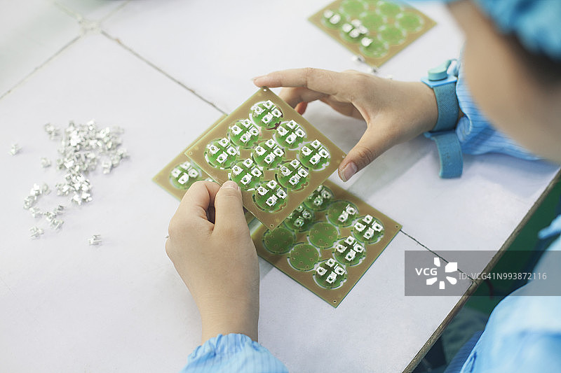 中国东莞LED照明工厂穿制服的女工图片素材