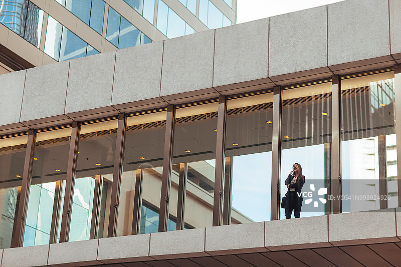 站在人行天桥上的女商人图片素材