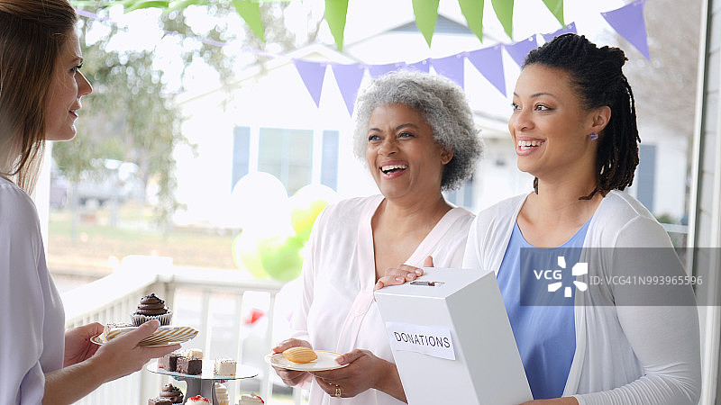 女性在义卖活动中欢笑图片素材